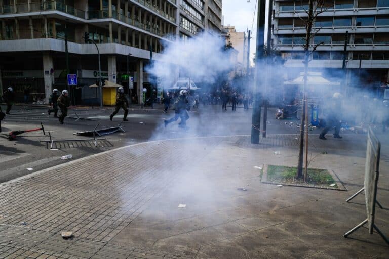 Επεισόδια στις συγκέντρωσεις για τα Τέμπη: 50 άτομα επιτέθηκαν σε διμοιρία των ΜΑΤ στη Φιλελλήνων – Μολότοφ και δακρυγόνα στη Θεσσαλονίκη (βίντεο)