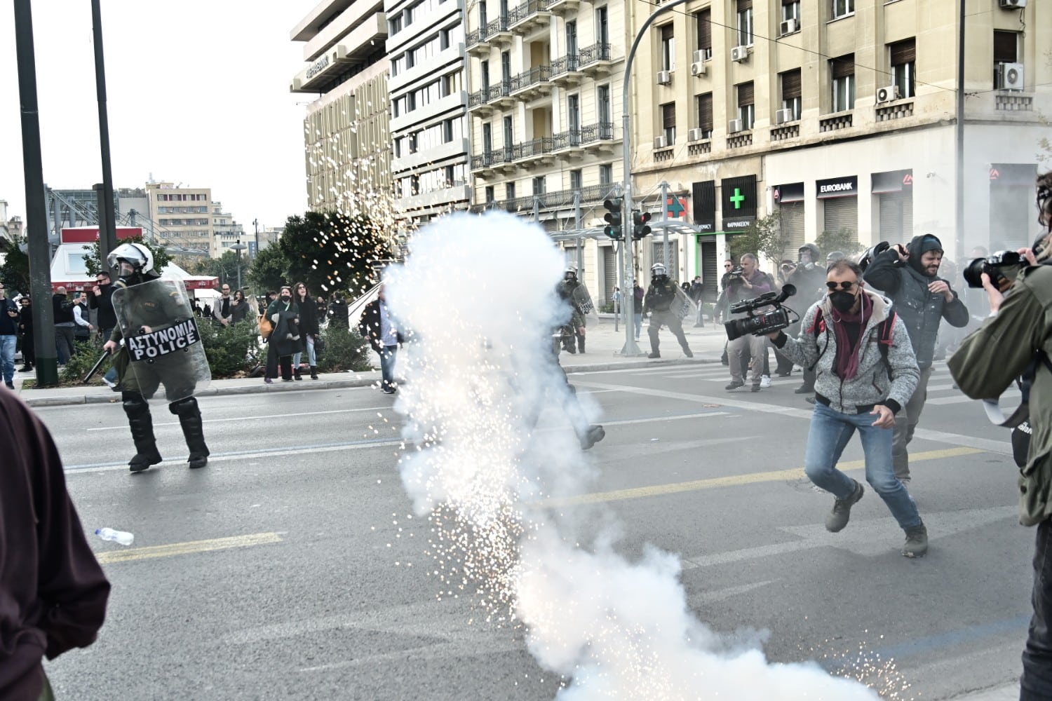 epeisodia syntagma 26 1 25