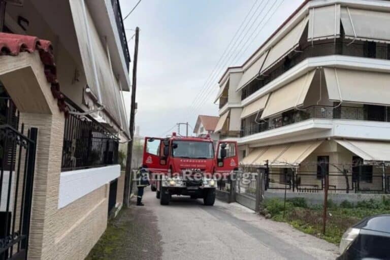 Φωτιά σε διαμέρισμα στη Λαμία – Οι πυροσβέστες απεγκλώβισαν νεαρό που κοιμόταν (βίντεο)