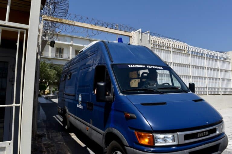 Φυλακές Κορυδαλλού: Έφοδος της ΕΛ.ΑΣ. σε εννέα κελιά –  Κατασχέθηκαν μαχαίρια και ναρκωτικά, τέσσερις συλλήψεις (εικόνες)