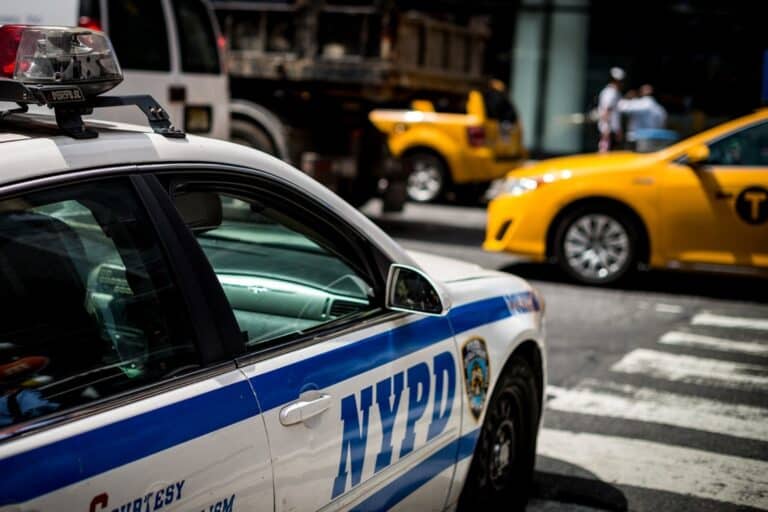 «Πάγο» σε προγράμματα που επιτρέπουν σε μετανάστες προσωρινή εγκατάσταση στις ΗΠΑ βάζει η κυβέρνηση Τραμπ