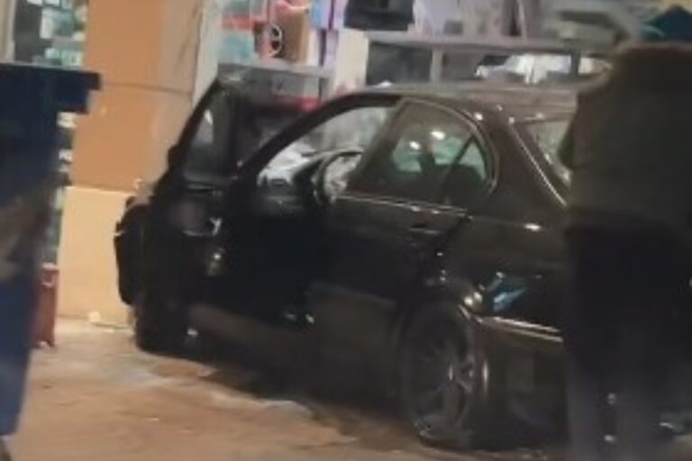 Κατερίνη: Μεθυσμένος οδηγός μπήκε με το ΙX του σε τζαμαρία καταστήματος και συνελήφθη (βίντεο)
