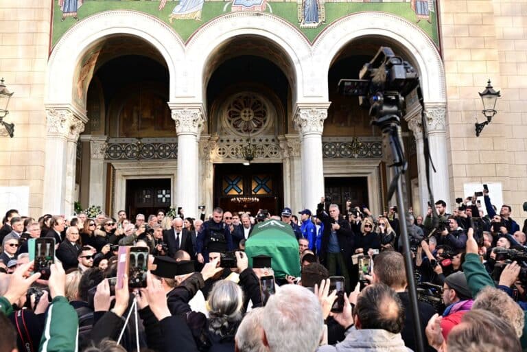 Μίμης Δομάζος: Το τελευταίο «αντίο» στον «Στρατηγό» των γηπέδων (βίντεο)