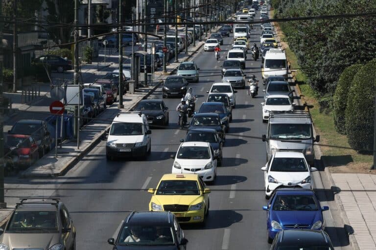 Κίνηση τώρα: Καραμπόλα έξι οχημάτων στη Λεωφόρο Κηφισίας – Προβλήματα και σε Κηφισό (χάρτης)