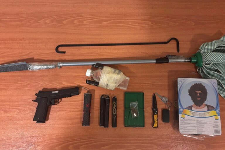 Κολωνός: Συνελήφθη 56χρονος που οδηγούσε μεθυσμένος – Στο ΙΧ του έκρυβε εκρηκτικά, όπλα, ναρκωτικά και περούκα