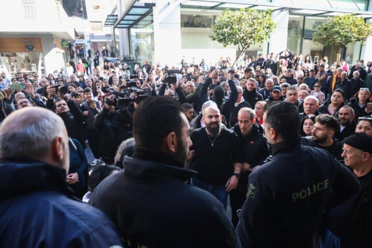 Ηράκλειο: Κύμα οργής για την άγρια κακοποίηση του Άγγελου – Χαοτική κατάσταση στα Δικαστήρια (βίντεο)