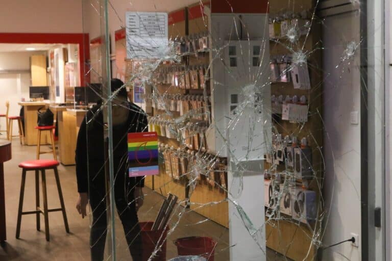 Κυψέλη: Τέσσερις συλλήψεις για την καταδρομική επίθεση – Έσπασαν βιτρίνες καταστημάτων με ρόπαλα (βίντεο)