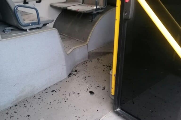 Ανήλικοι πέταξαν πέτρες σε λεωφορείο στο Πέραμα – Τραυματίστηκε επιβάτης