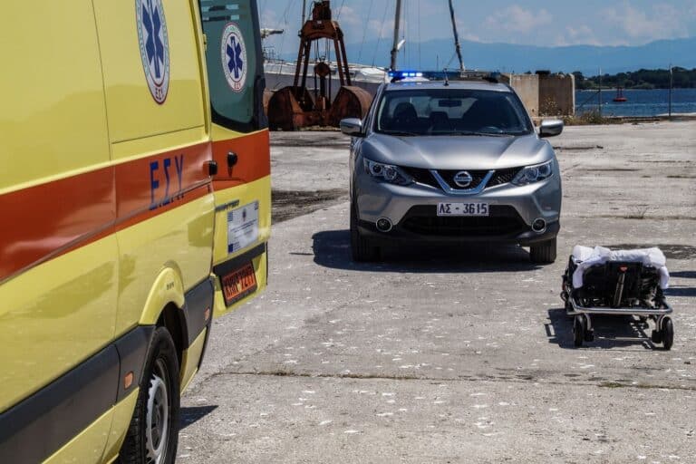 Ναυάγιο με βάρκα που μετέφερε μετανάστες στη Χίο – Χτύπησε στα βράχια, νεκρές δύο γυναίκες