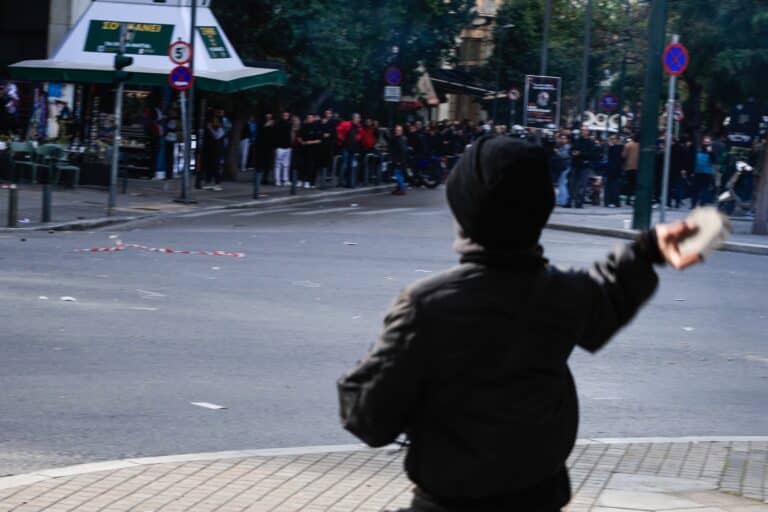 Φωτογραφία-ντοκουμέντο από το Σύνταγμα: Η στιγμή που κουκουλοφόρος φτιάχνει βόμβα μολότοφ, για να τη ρίξει στα ΜΑΤ