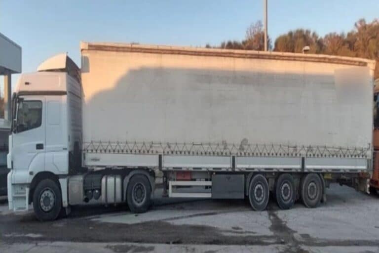 Χειροπέδες σε οδηγό νταλίκας στον Έβρο – Μετέφερε παράνομους μετανάστες