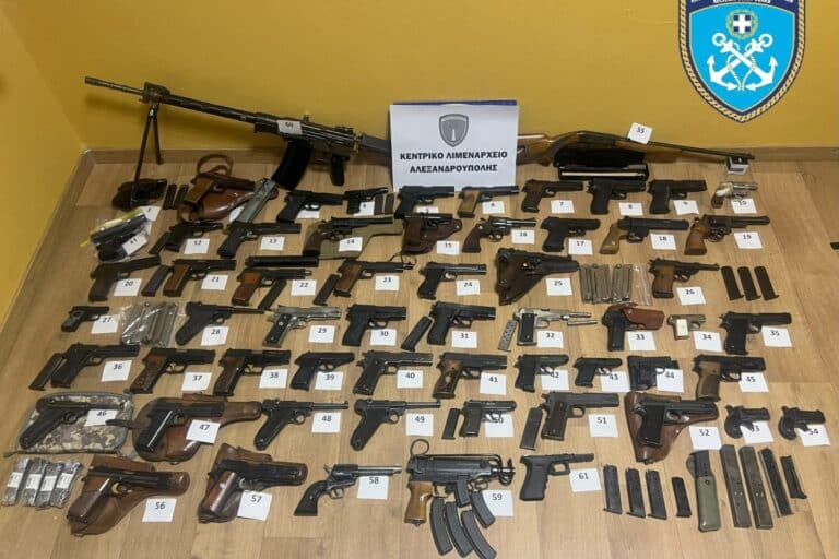 Αλεξανδρούπολη: Το Λιμενικό συνέλαβε 55χρονο Τούρκο – Στο σκάφος του βρέθηκαν 61 όπλα, 2.916 φυσίγγια (εικόνες & βίντεο)