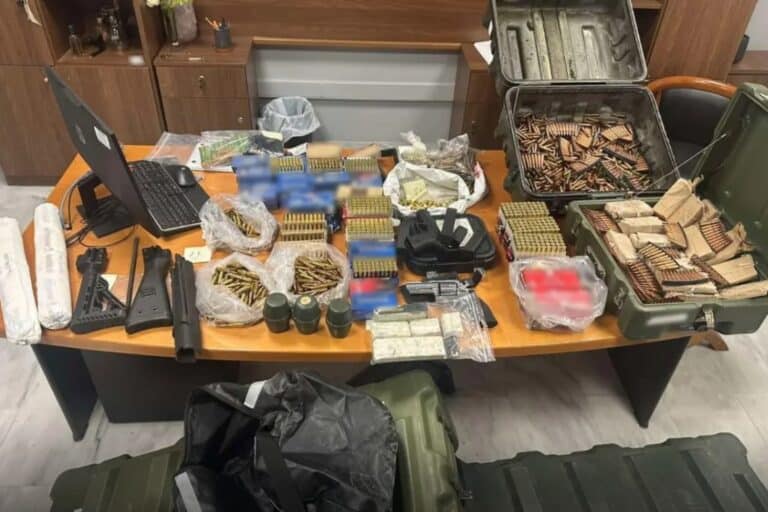 Κρήτη: Η ΕΛ.ΑΣ. εντόπισε νέο «οπλοστάσιο» – Κατασχέθηκαν εκρηκτική ύλη ΤΝΤ, όπλα και χειροβομβίδες (εικόνες)