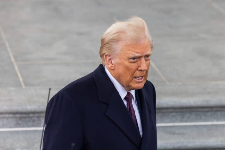 Ο Τραμπ επιστρέφει στον Λευκό Οίκο – Οι ΗΠΑ γυρίζουν σελίδα (εικόνες & βίντεο)