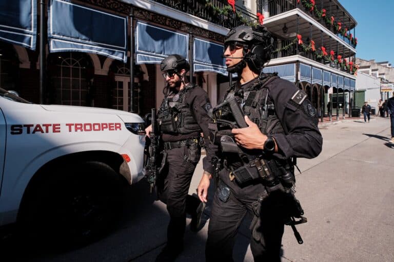 Σε εξέλιξη η μεγαλύτερη επιχείρηση απέλασης στην ιστορία των ΗΠΑ – Συνελήφθησαν παιδόφιλοι, έμποροι ναρκωτικών και μετανάστες