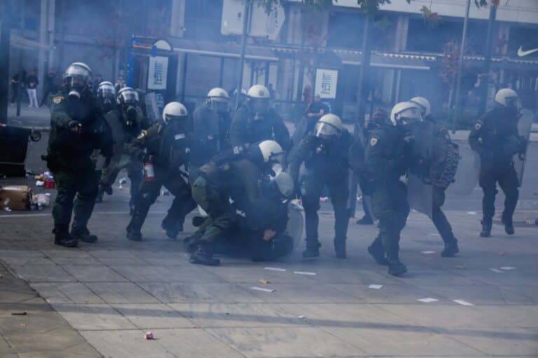 ΕΛ.ΑΣ. για τα επεισόδια στο Σύνταγμα: 12 προσαγωγές «μπαχαλάκηδων» και μία σύλληψη – Τραυματίστηκαν τέσσερις αστυνομικοί