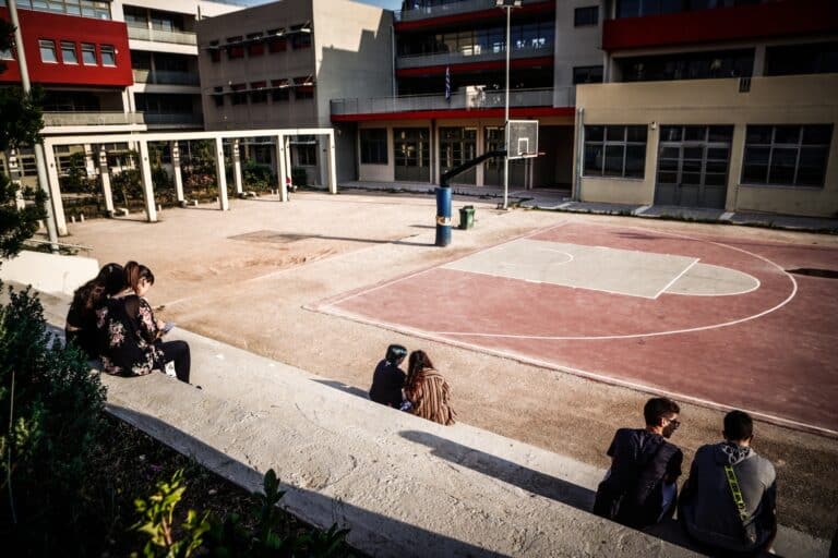 Κοζάνη: Άνδρας σταμάτησε 16χρονη έξω από λύκειο και της προσέφερε 15 ευρώ για να του κάνει μασάζ