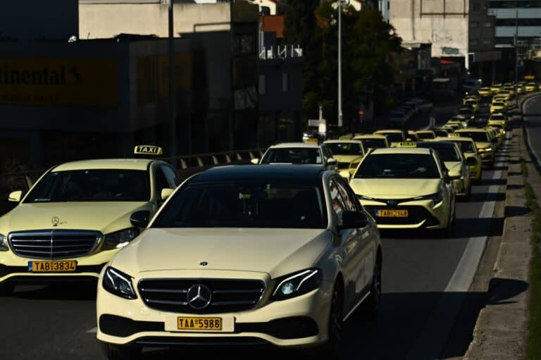 Μάστιγα οι κλοπές από ταξί στη Θεσσαλονίκη: «Βγαίνουν για 10 λεπτά από το όχημα και τους κλέβουν»