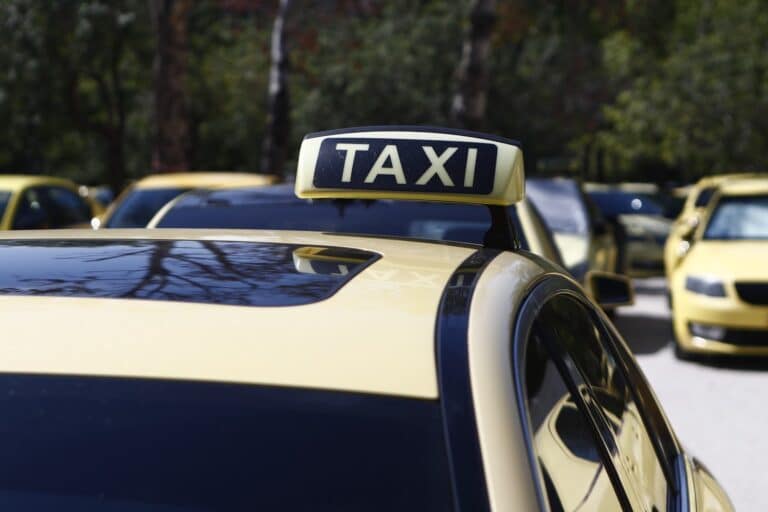 Οδηγός ταξί απείλησε τουρίστες και τους πήρε 600 ευρώ από το αεροδρόμιο για το κέντρο της Αθήνας