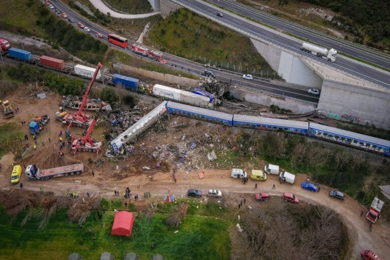 Τέμπη: «Πέντε λεπτά πριν το μοιραίο πήγα στο βαγόνι 2, είδα πράγματα που δεν τα έχει πει κανείς ως τώρα»