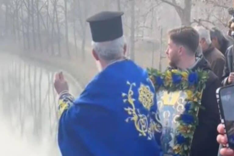 Απρόοπτο στα Τρίκαλα: Ιερέας πέταξε τον σταυρό στο κεφάλι πιστού αντί για το ποτάμι! (βίντεο)