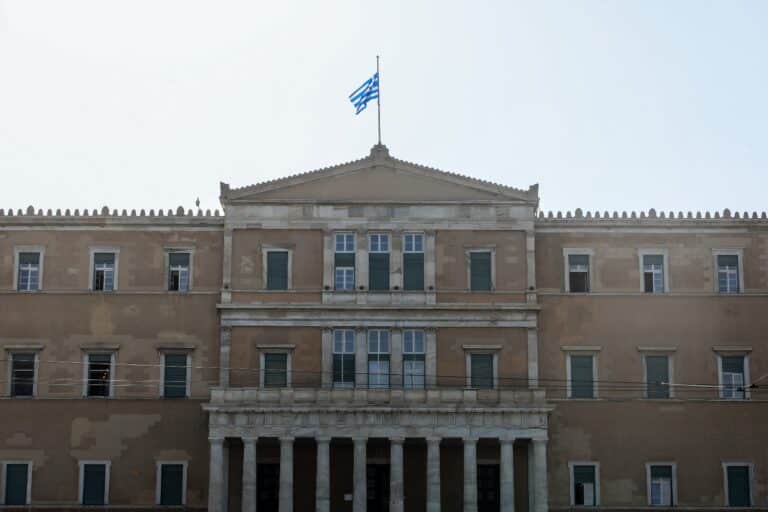 Εθνικό πένθος: Τι σημαίνει, τι ισχύει και πόσες φορές έχει κηρυχθεί στην Ελλάδα