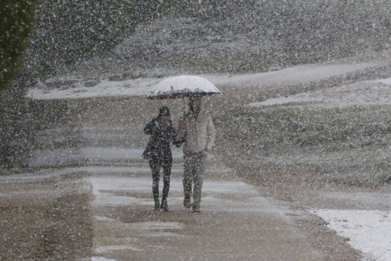 Καιρός σήμερα: Τοπικές βροχές και θερμοκρασία έως 13 βαθμούς – Πού θα χιονίσει