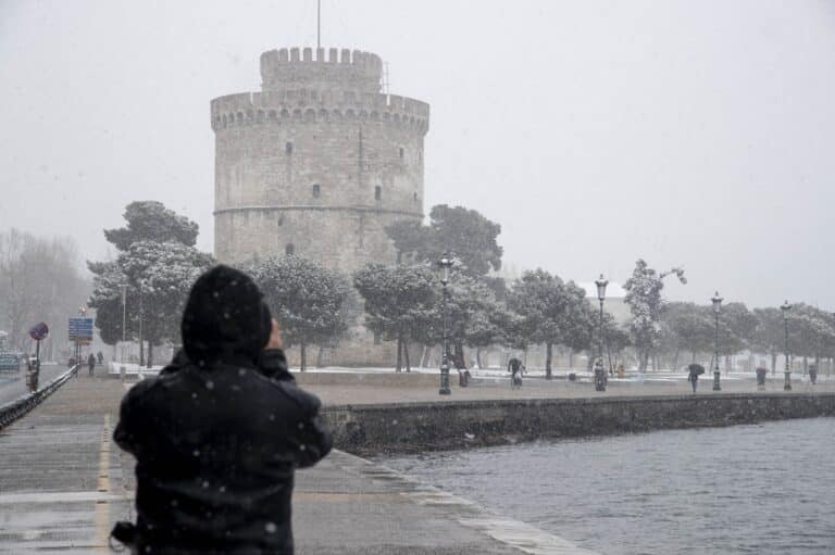 Καιρός: «Κλείδωσε» το χιόνι μέσα στη Θεσσαλονίκη – Πρόγνωση για 0 βαθμούς ακόμη και στην Αθήνα