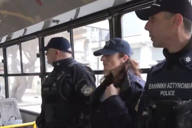 ΜΜΜ: Αστυνομικοί ανέλαβαν δράση σε λεωφορεία και Προαστιακό (βίντεο)