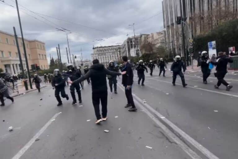 Σύνταγμα: Επίθεση από αστυνομικούς σε διαδηλωτές κατήγγειλε γνωστός ράπερ – «Άρχισα να τρέχω» (βίντεο)