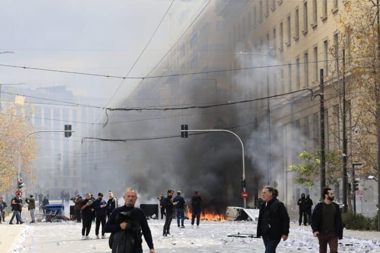 Σύνταγμα: 34 άνθρωποι στα νοσοκομεία – Το ΕΚΑΒ πρόσφερε επιτόπου πρώτες βοήθειες σε 77 άτομα