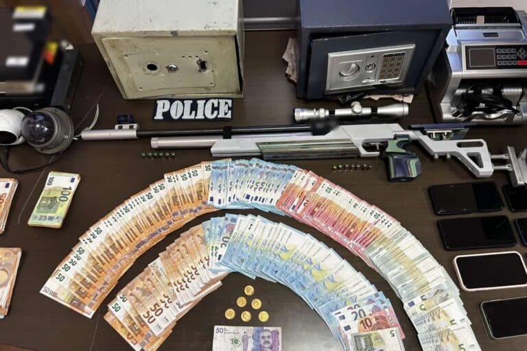 Κύκλωμα μαστροπείας νάρκωνε γυναίκες και τις φυλάκιζε για να τις εκδίδει – 26 συλλήψεις από το ελληνικό FBI (βίντεο)