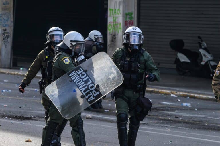 Καταγγελία αστυνομικού στο «L&O»: «Μας στέλνουν στη διαδήλωση για τα Τέμπη χωρίς να μας προστατέψουν, μας βλέπουν ως τεμάχια!»