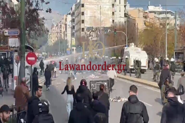 Επεισόδια στην Αθήνα: Η ΕΛ.ΑΣ «επιστράτευσε» την «Αύρα» στη Συγγρού μετά την πορεία για τα Τέμπη (βίντεο)