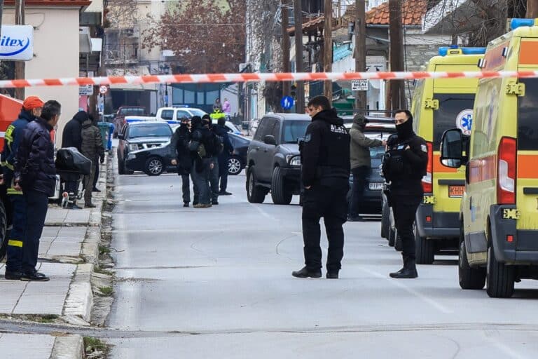 Λάρισα: Φωτογραφία-ντοκουμέντο από τον οπλισμένο 60χρονο με καλάσνικοφ στο ξυλουργείο!