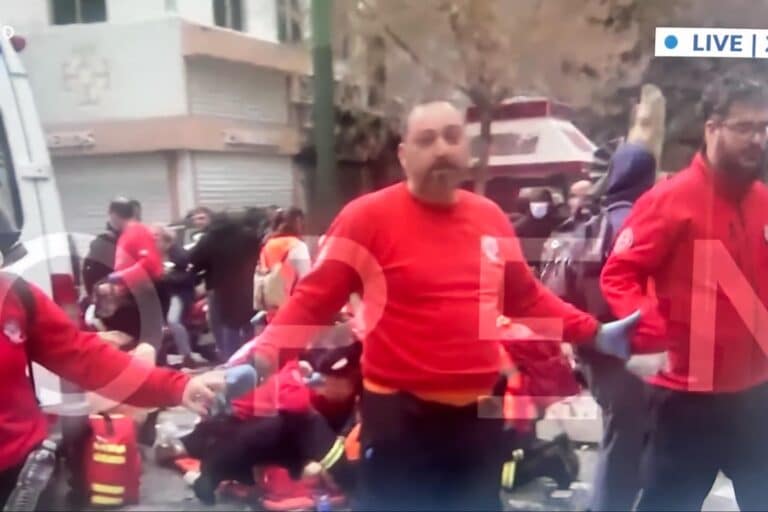 Τραυματισμένη γυναίκα στο Σύνταγμα – Διασώστες έκαναν αλυσίδα με τα χέρια τους για να την προστατεύσουν (εικόνα)