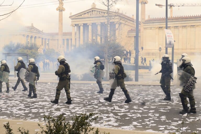 Τέμπη: Η ανακοίνωση της ΕΛ.ΑΣ. για το χάος στο Σύνταγμα – Έγιναν 220 προσαγωγές