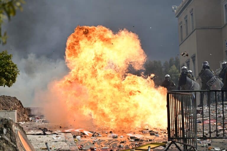 Τέμπη: Εικόνες από τα επεισόδια στο Σύνταγμα – «Πόλεμος» με μολότοφ και πέτρες