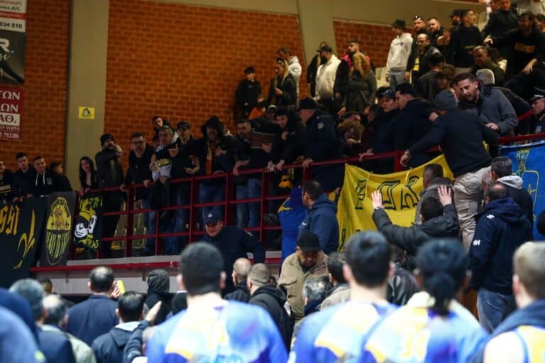 Συνελήφθησαν πέντε άτομα για τα επεισόδια στον αγώνα Λαύριο-Μαρούσι – Τραυματίστηκαν δύο αστυνομικοί και άνθρωπος της γραμματείας