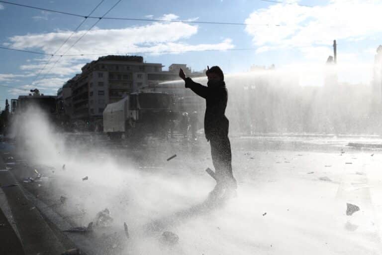 Αδιανόητο: Η ΕΛ.ΑΣ διαλύει την ειρηνική διαδήλωση για τα Τέμπη στο Σύνταγμα με την «Αύρα»! (βίντεο)