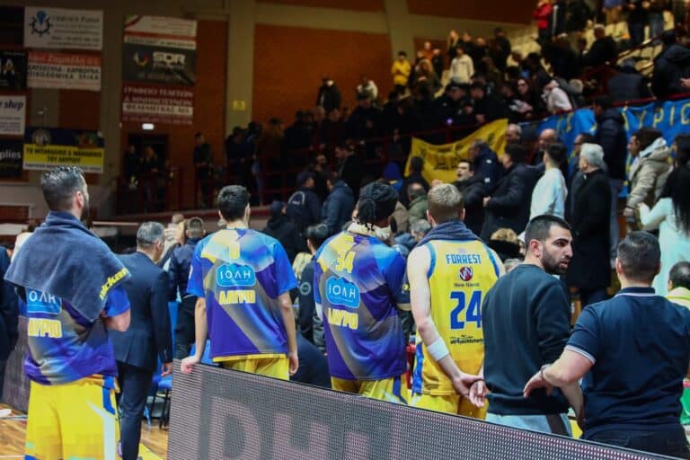 Επεισόδια στον αγώνα Λαύριο-Μαρούσι: Άνθρωπος της γραμματείας τραυματίστηκε από αντικείμενο (βίντεο)