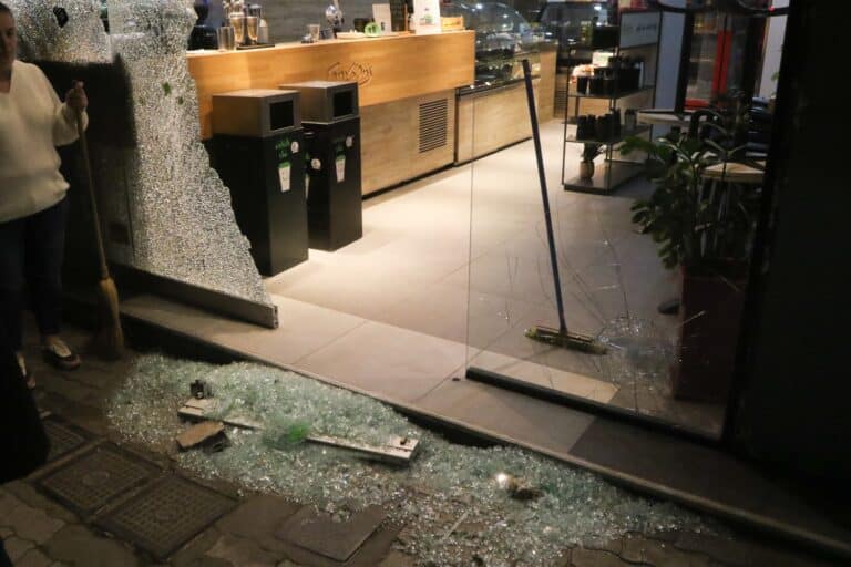 Κυψέλη: Συνελήφθη 35χρονος για την καταδρομική επίθεση σε καταστήματα 