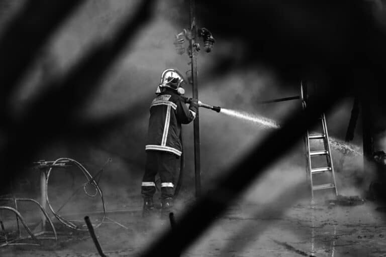 Φωτιά τώρα σε επιχείρηση στη Βάρης-Κορωπίου – Συναγερμός στην Πυροσβεστική (εικόνες)