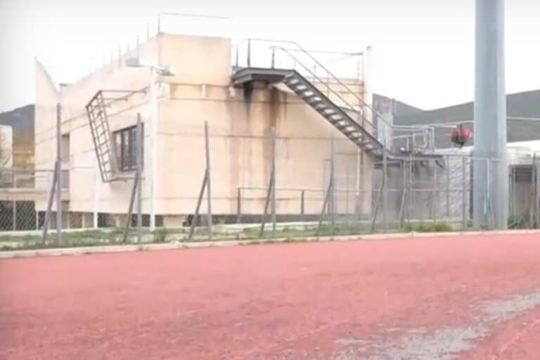 Μαραθώνας: Ατύχημα σοκ σε στάδιο – Καθηγητής έπεσε σε σκάμα στίβου και έμεινε αναίσθητος (βίντεο)