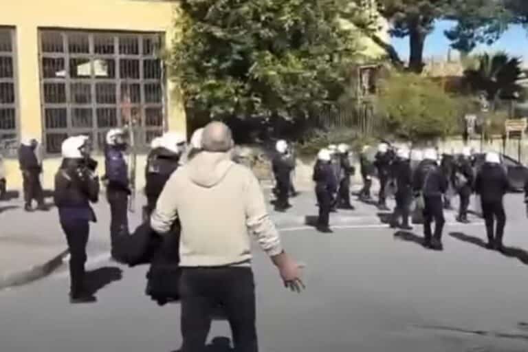 Επεισόδια στο Ηράκλειο μετά την συγκέντρωση για τα Τέμπη – Δύο πολίτες λιπόθυμοι από τα δακρυγόνα