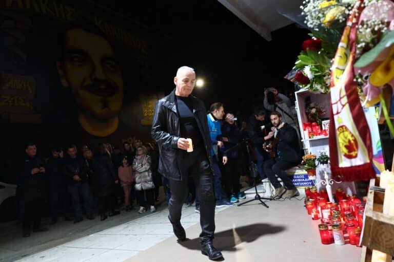 Άλκης Καμπανός: «Ζούμε ένα κακό όνειρο, δεν μπορούμε να γίνουμε κοινωνία αγγέλων από τη μία στιγμή στην άλλη» λέει ο πατέρας του (βίντεο)