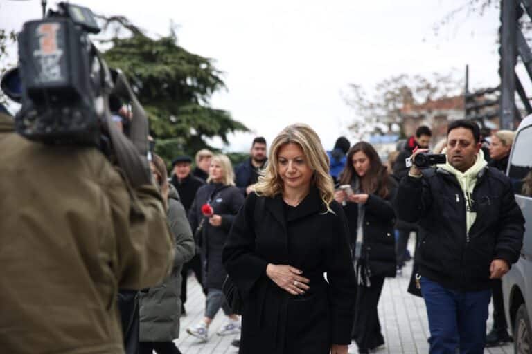 Καρυστιανού στην κηδεία του Βασίλη Καλογήρου: «Κουράγιο και δύναμη στους οικείους του, βρίσκομαι εδώ για να τον αποχαιρετήσω» (βίντεο)