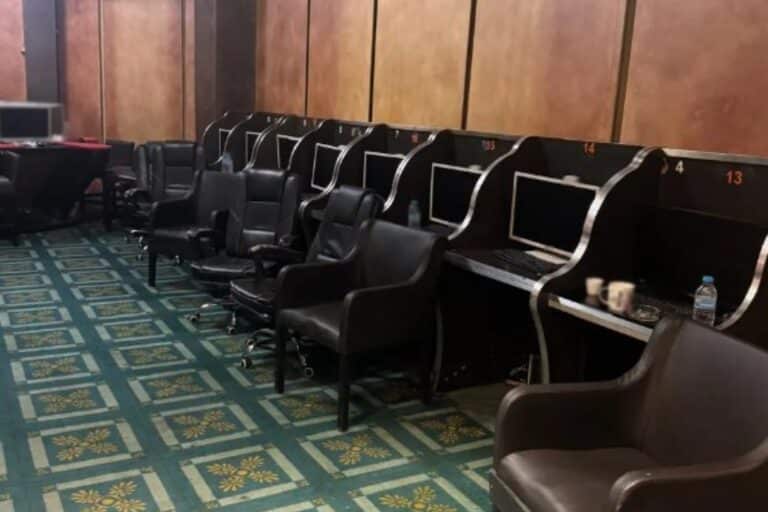 Αθήνα: Έφοδος της ΕΛ.ΑΣ. σε παράνομο καζίνο – Συνελήφθησαν 82 άτομα, οι εννιά είχαν κρυφτεί σε πατάρι (εικόνες & βίντεο)