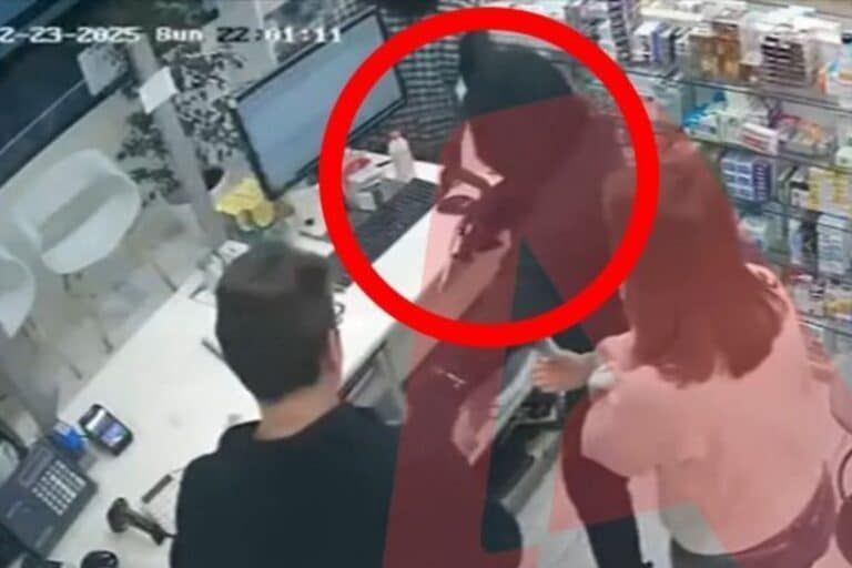 Κερατσίνι: Η στιγμή που οι δράστες «μπουκάρουν» με τα όπλα σε φαρμακείο – Απείλησαν τους υπαλλήλους και άδειασαν το ταμείο