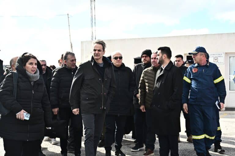 Μητσοτάκης από Σαντορίνη: «Συνιστώ ψυχραιμία, το κράτος είναι δίπλα σας» – Επισκέφτηκε το Κινητό Επιχειρησιακό Κέντρο «Όλυμπος»